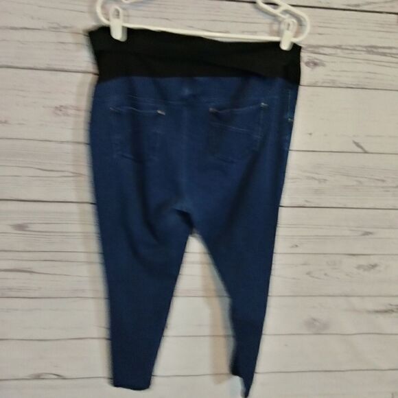 "Time & Tru" woman's maternity jeans 👖 - Picture 4 of 7